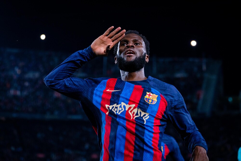 Kiểu chào quân đội trứ danh của Franck Kessie