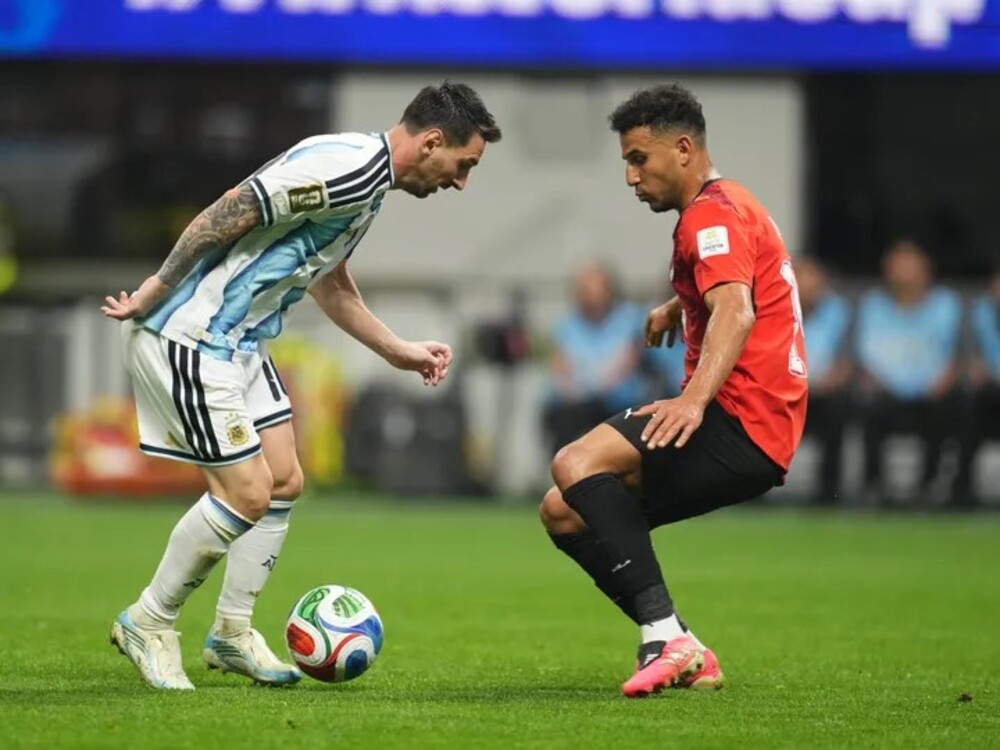 Messi dạt cánh phải sẽ kéo dãn đội hình đối phương