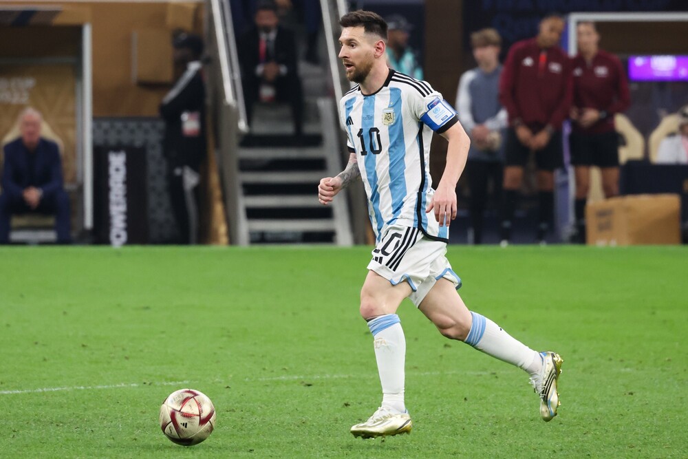 Bản năng thiên tài của Messi liên tục cứu Argentina