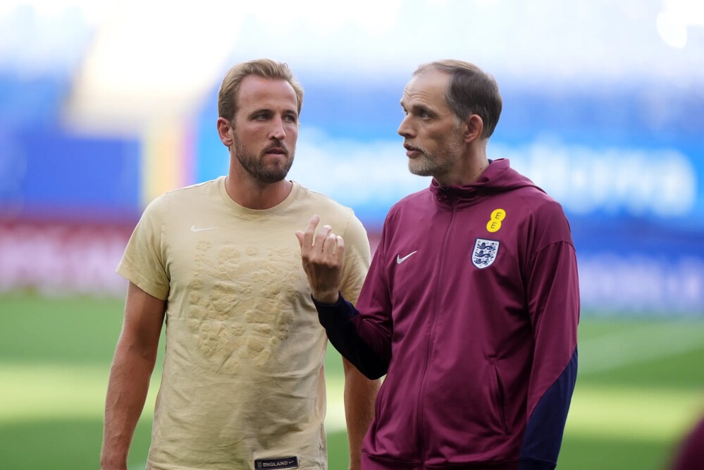 Thomas Tuchel đang kéo Harry Kane ra xa khỏi vòng 16m50